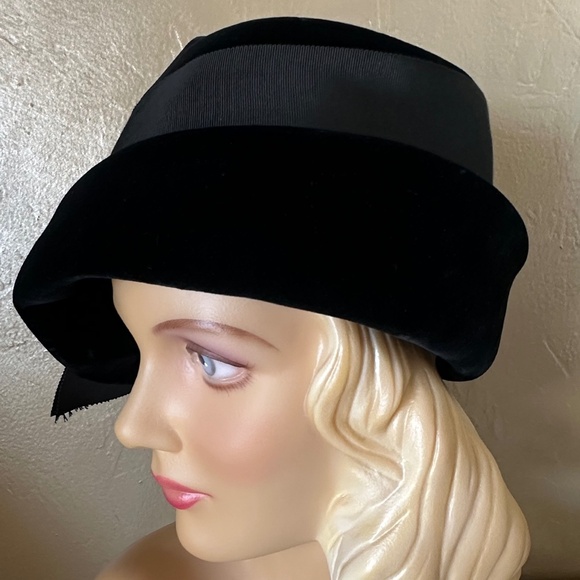 STYLISH VINTAGE BLACK VELVET RETRO CLOCHE - GROSGRAIN BAND + LARGE JEWEL HATPIN